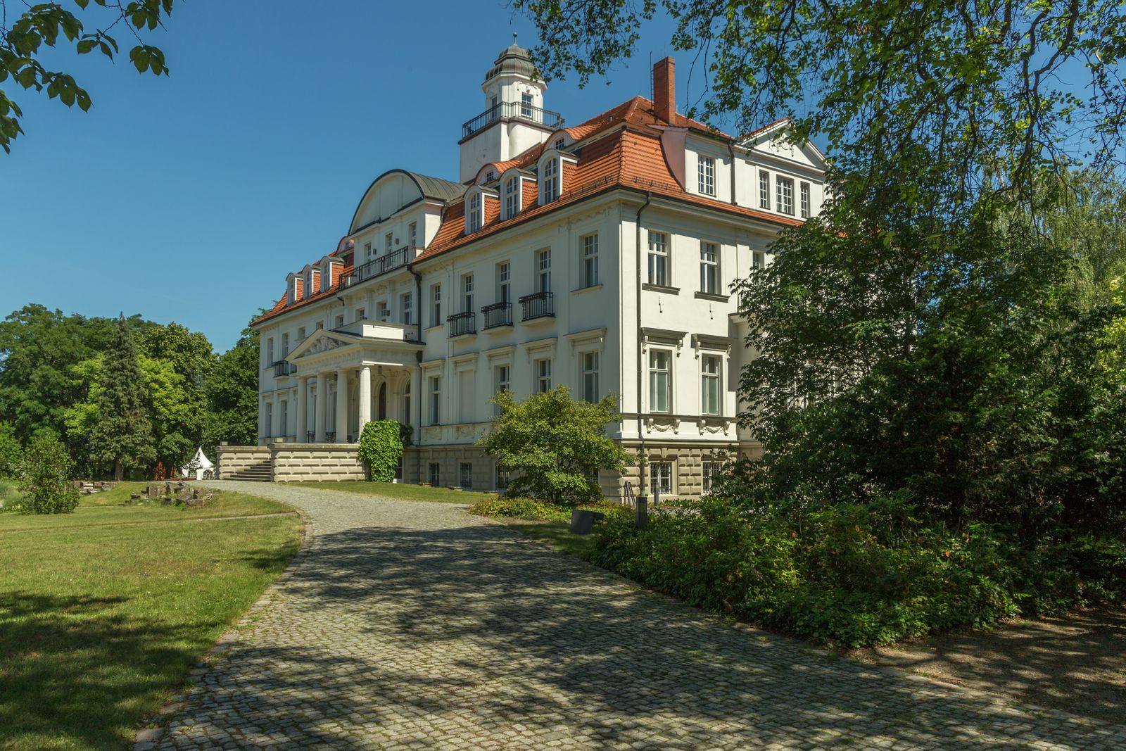 Genshagen-Schloss-seitlich
